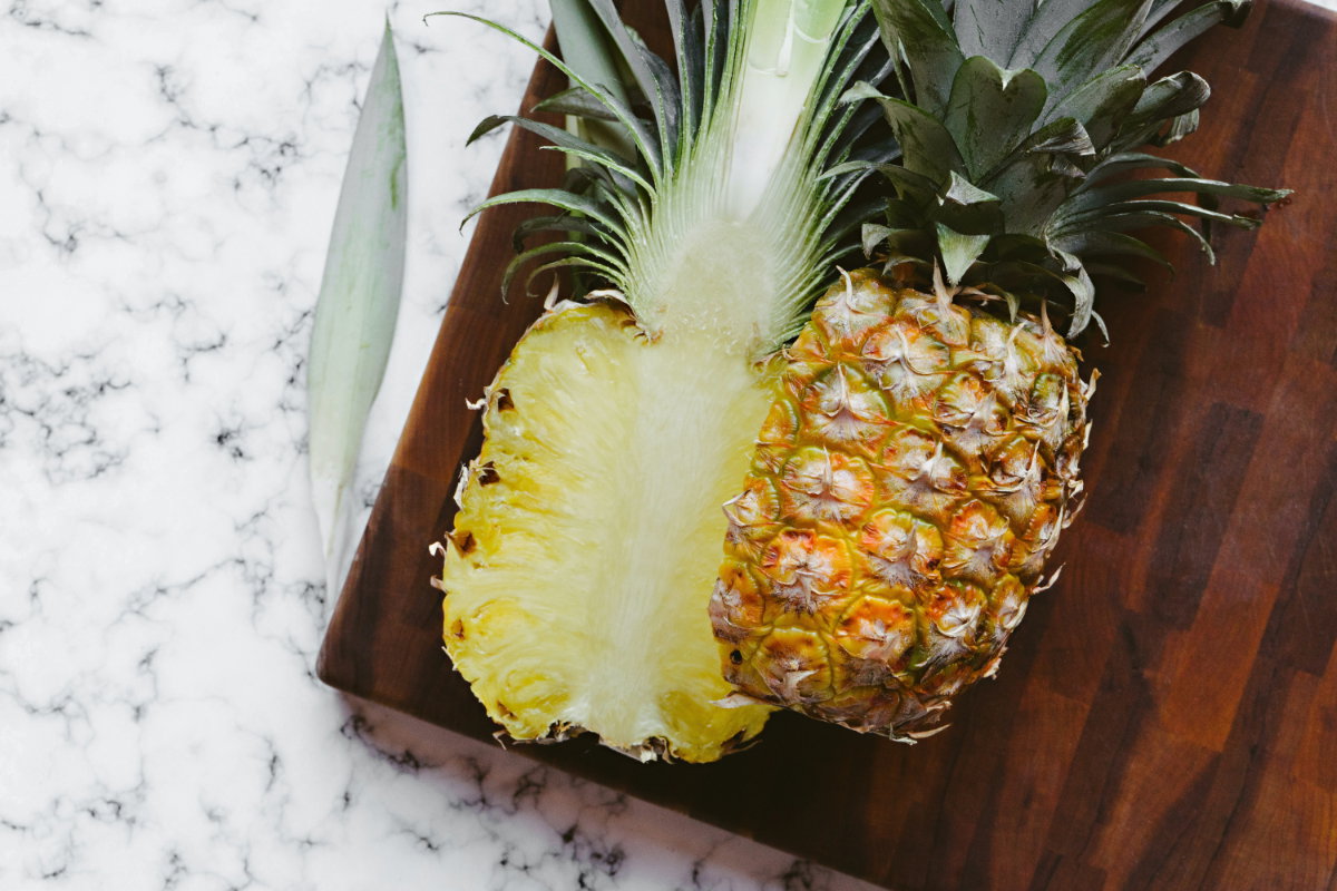 Ananas Die tropische Frucht schmeckt besonders im Sommer als erfrischender Snack oder im Obstsalat. Doch auch tiefgekühlt entfaltet die Ananas ihre Wirkung: Das enthaltene Enzym Bromelain besitzt entzündungshemmende Eigenschaften.