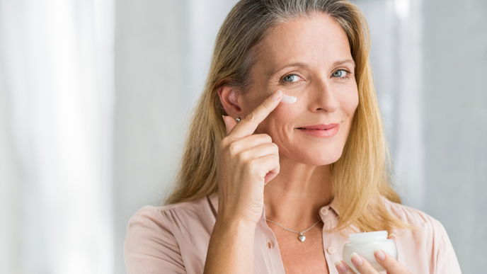 Frauen ab 50 lieben DIESES hochwirksame Retinol-Serum