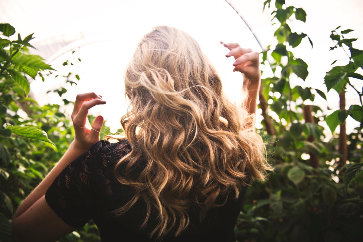 Frau mit Locken von hinten