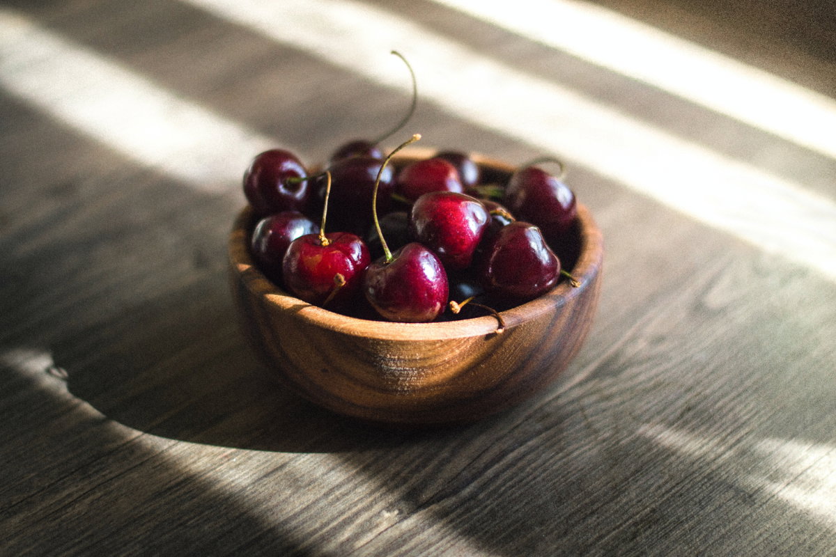 Kirschen Wie Süßigkeiten – nur viel gesünder! Kirschen und rote Beeren enthalten unglaublich viele Vitamine und Vitalstoffe, während sie verhältnismäßig kalorienarm sind. Ob frisch im Sommer oder tiefgekühlt – hier können Sie immer ohne schlechtes Gewissen zugreifen. Die sekundären Pflanzenstoffe von rotvioletten Früchten schützen unsere Zellen und beeinflussen unseren Stoffwechsel positiv.