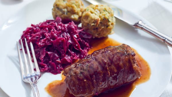 Ostern: Thermomix-Rezept für Rinderrouladen mit Knödeln und Rotkohl