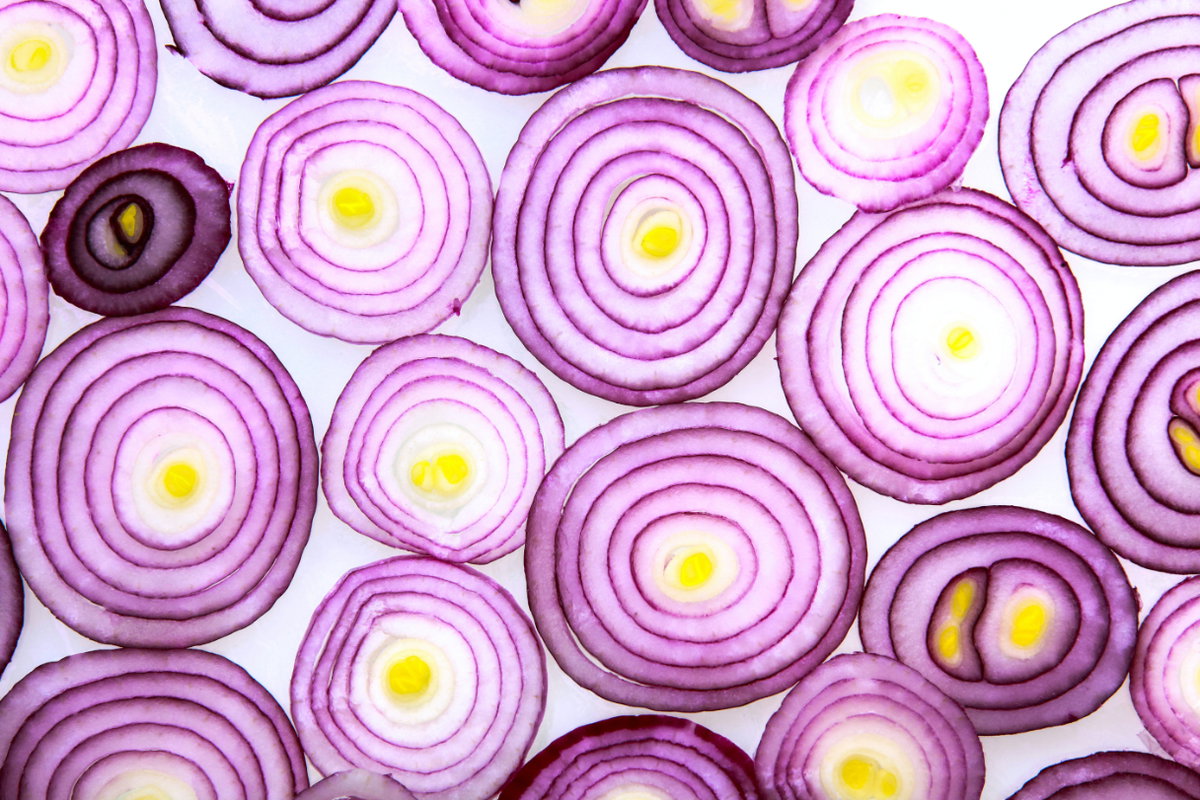 Lauch- und Zwiebelgemüse Mit Zwiebeln schmeckt alles besser: Ob angebraten mit Gemüse, roh im Salat oder gebacken im Auflauf – das Aroma verfeinert jede Speise. Und hat außerdem einen tollen Gesundheitseffekt: Lauch und Zwiebeln enthalten eine hohe Menge an Vitaminen und Mineralstoffen. Die enthaltenen Sulfide wirken außerdem entzündungshemmend. Die schwefelhaltigen Verbindungen helfen dem Körper dabei, von innen zu heilen.