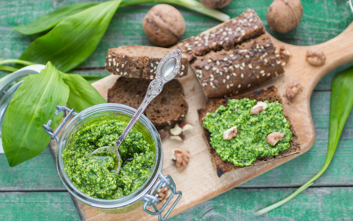 Bärlauchpesto mit Brot