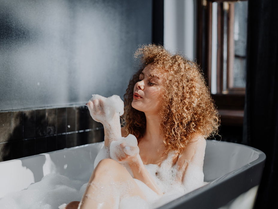 Diese 3 Fehler, die jede Frau beim Baden macht, schaden der Haut!