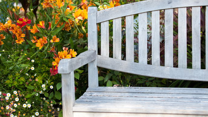 Gartenmöbel reinigen: Passende Hausmittel für jedes Material