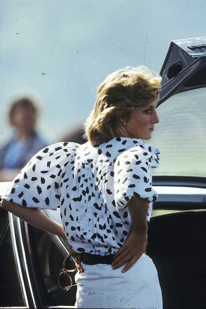 Lady Di trägt Bluse mit Punkten