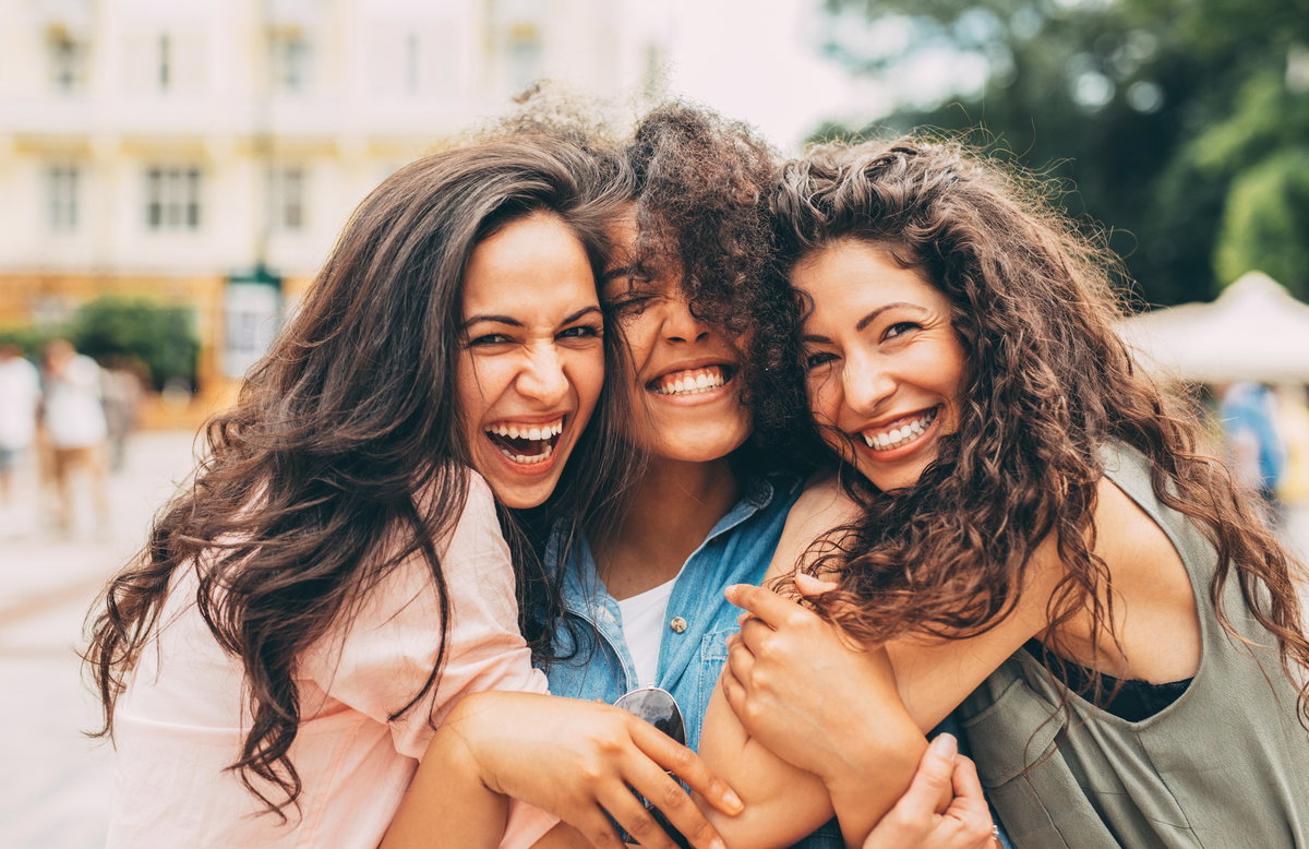 Frauen lachen