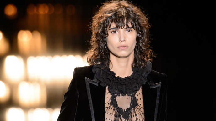Curly Bob: Jetzt kommt die Trendfrisur für lockiges Haar!