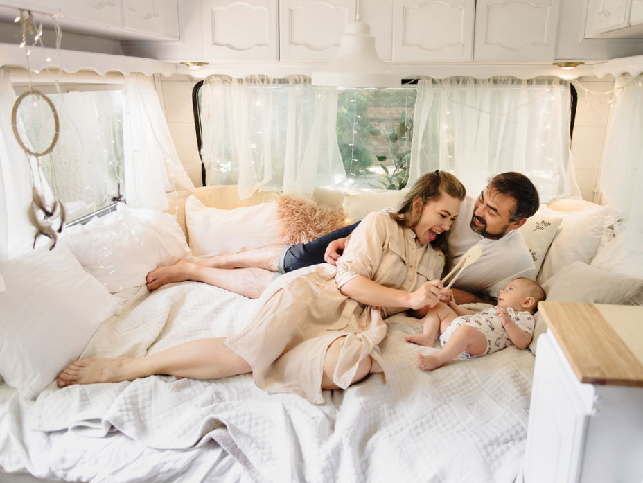 Familie im Wohnwagen