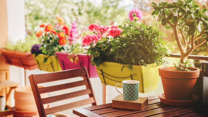 Kleinen Balkon einrichten: 6 platzsparende Tipps