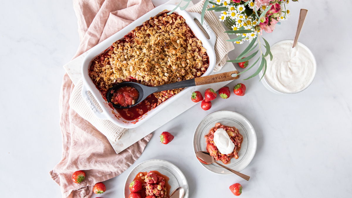 Erdbeer-Granola-Crumble Rezept für den Sommer - herrlich fruchtig und schön crunchy