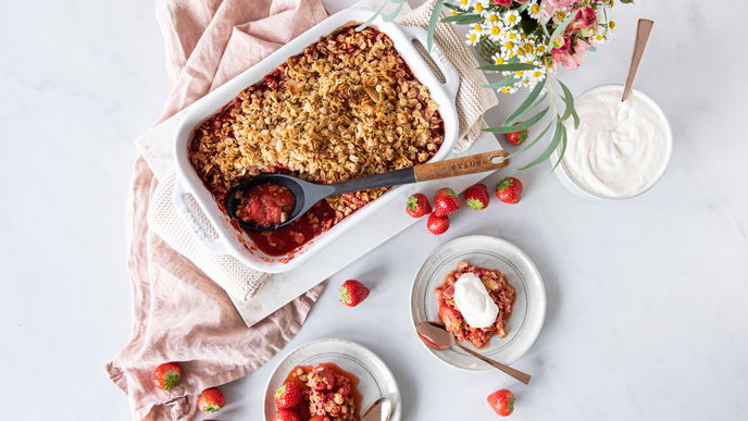 Erdbeer-Granola-Crumble Rezept für den Sommer - herrlich fruchtig und schön crunchy