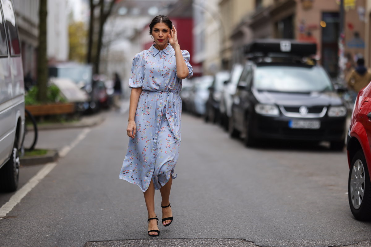 Frau im Kleid