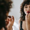 3 Lippenstiftfarben für weißere Zähne
