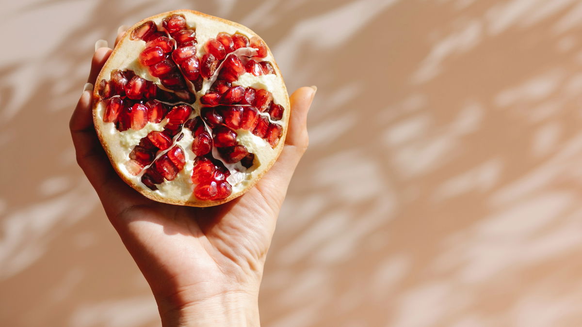 Granatapfel gegen Falten: 3 Beauty-Produkte für jüngere Haut