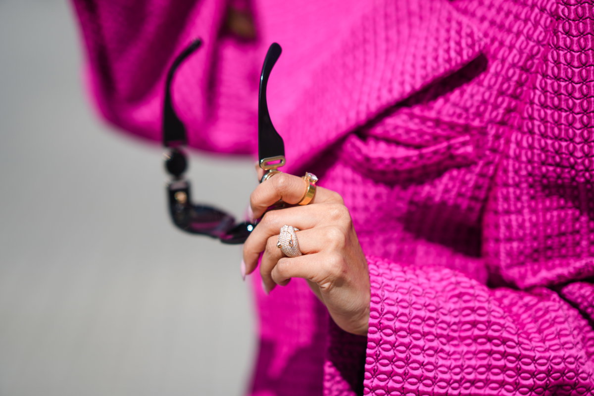 Frauenhand mit goldenen Ringen