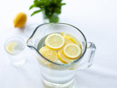 Karaffe Wasser mit Zitronen