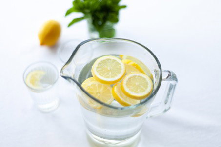 Karaffe Wasser mit Zitronen