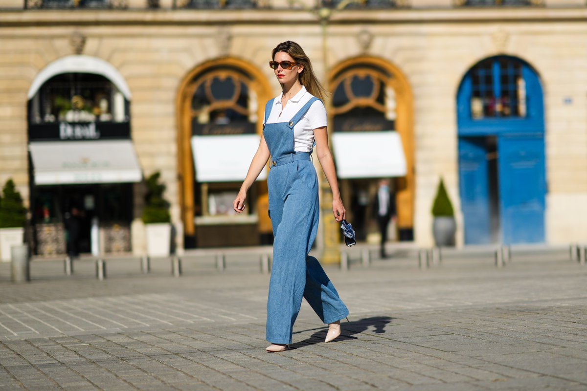 Frau trägt Jumpsuit