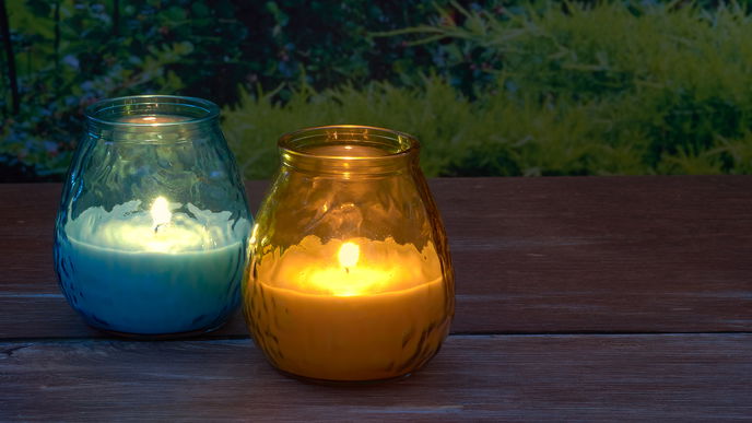 Die 5 schönsten Kerzen gegen Mücken für Garten und Balkon