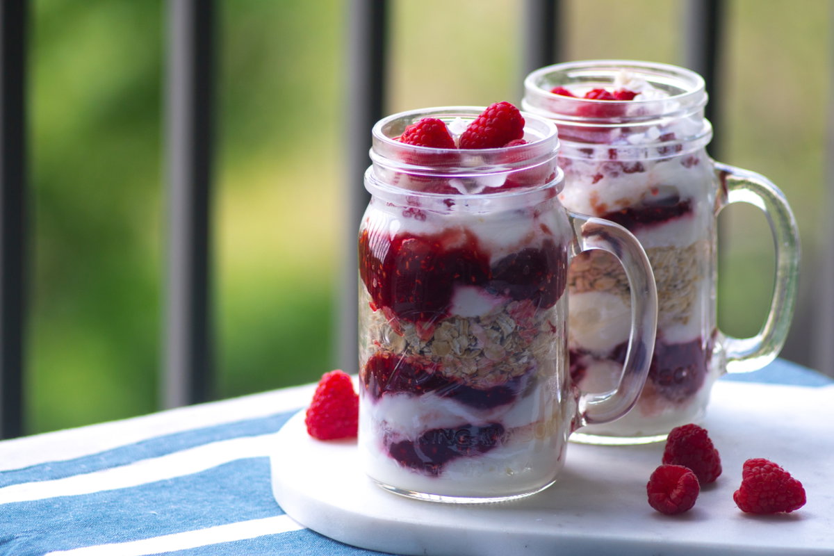 Overnight Oats im Glas mit Himbeeren