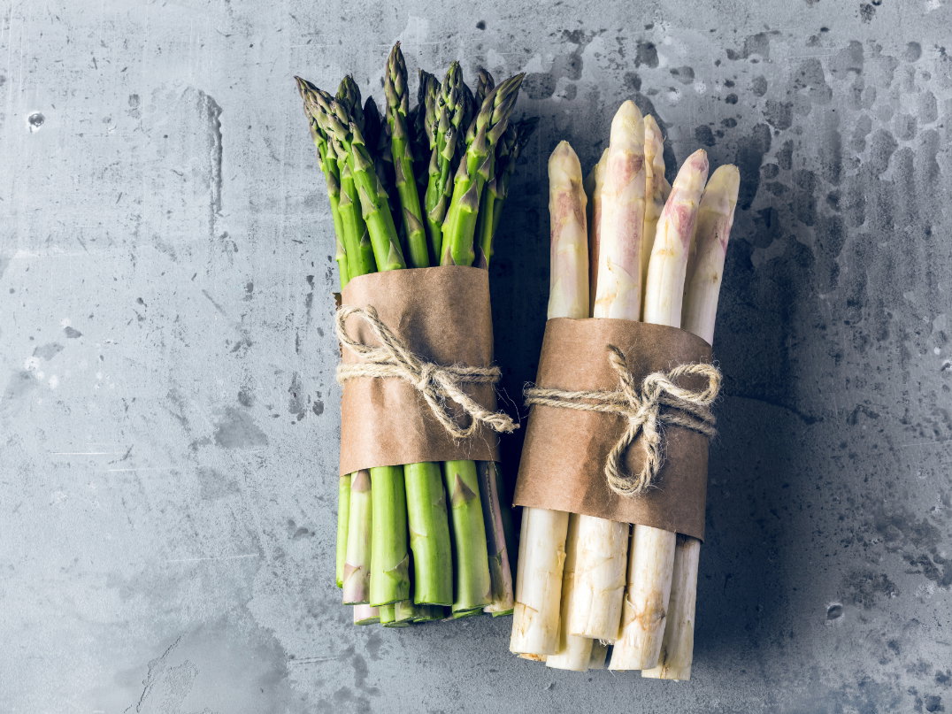 Grüner und weißer Spargel