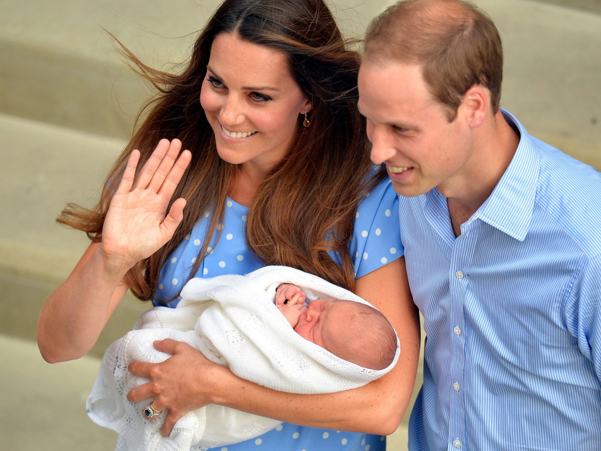 Der neugeborene Prinz George am 23.07.2013 mit seinen Eltern Kate und William.