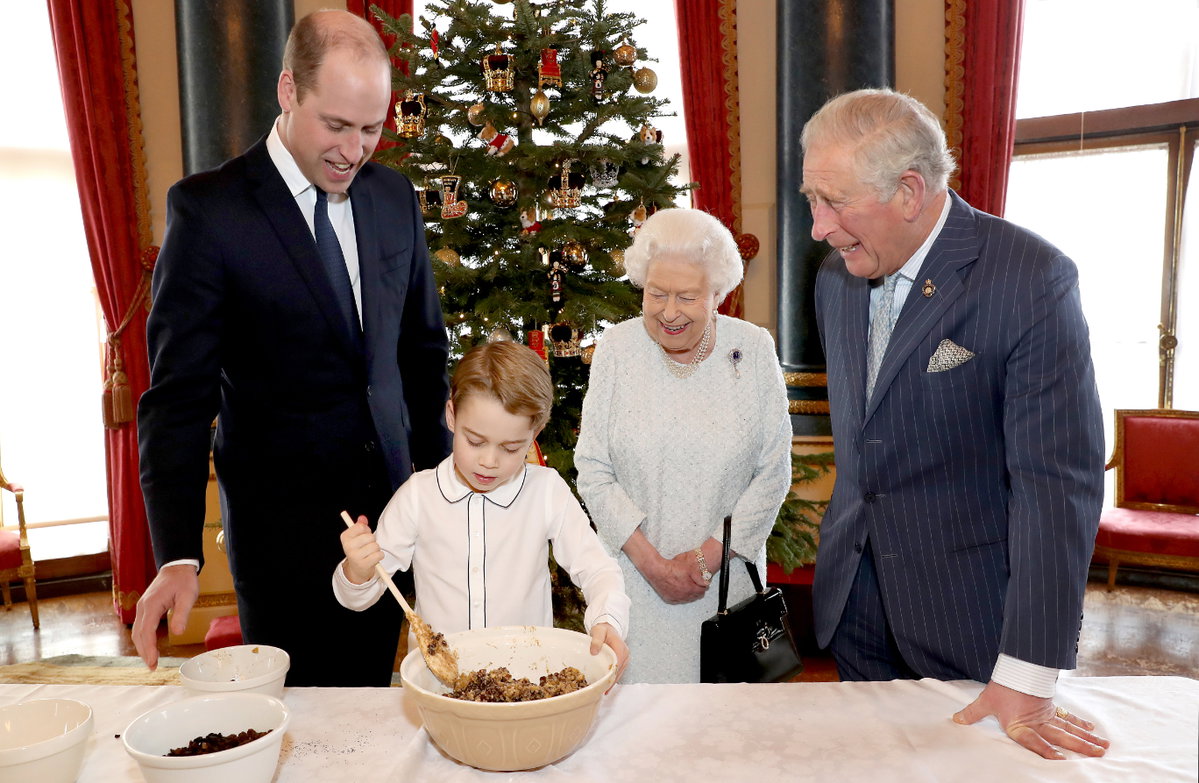Eine schöne Weihnachtstradition: 4 Generationen der royalen Königsfamilie bereiten gemeinsam den typischen „Christmas Pudding” zu, der dann an UK-Soldaten im Einsatz über die Weihnachtstage verteilt wird.