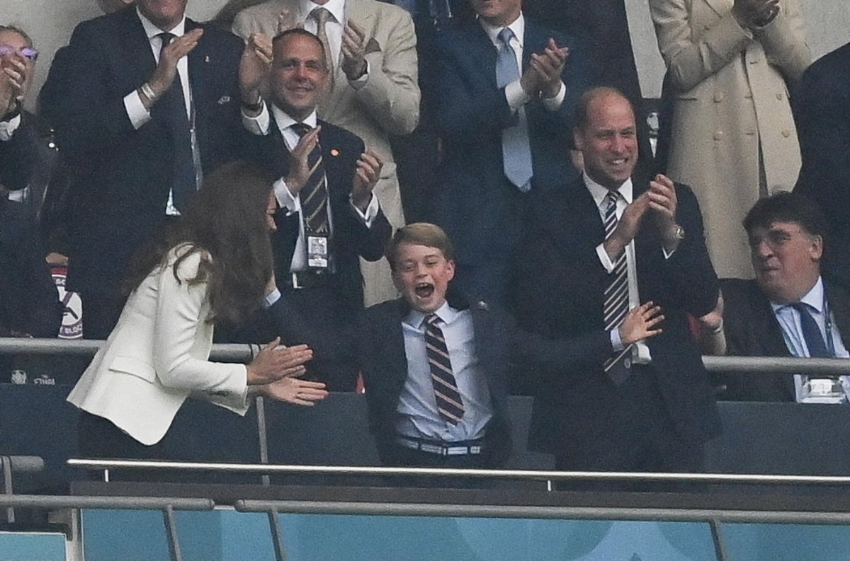 Auch klein George ist ein Fußballfreund: Beim EM-Spiel in Großbritannien freut er sich für die englische Mannschaft.