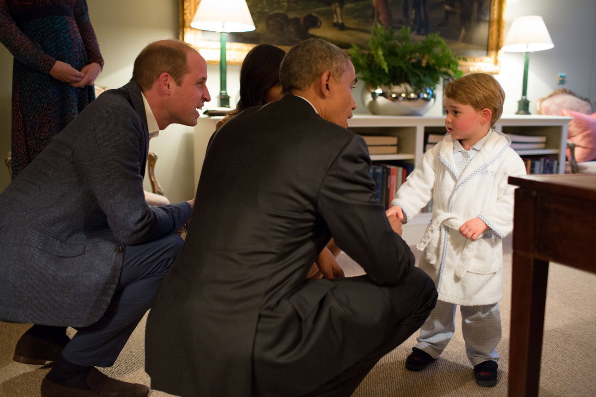 Eine epische Begegnung: Der kleine Prinz George trifft auf den damaligen US-Präsidenten Barack Obama – vor dem Schlafengehen im Bademantel.