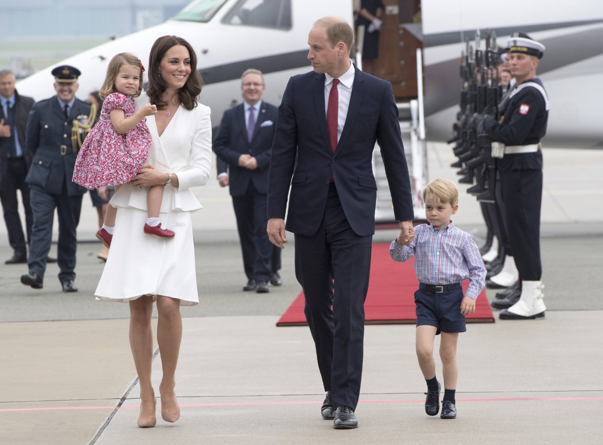 Seit Mai 2015 ist die royale Familie zu viert. Schwesterchen Prinzessin Charlotte und Prinz George gewöhnen sich schon jung ans Jetsetter-Leben.