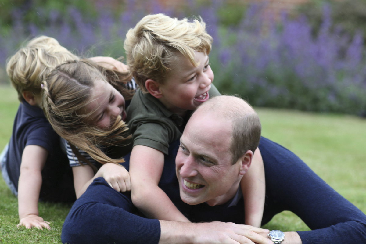 Seit 2018 sind die Geschwister zu dritt. Auch für die Royals Prinz Louis, Prinzessin Charlotte und Prinz George ist Toben mit Papa das Schönste!