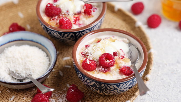 Unser Rezept für leckeren Haferbrei mit Kokos und Früchten