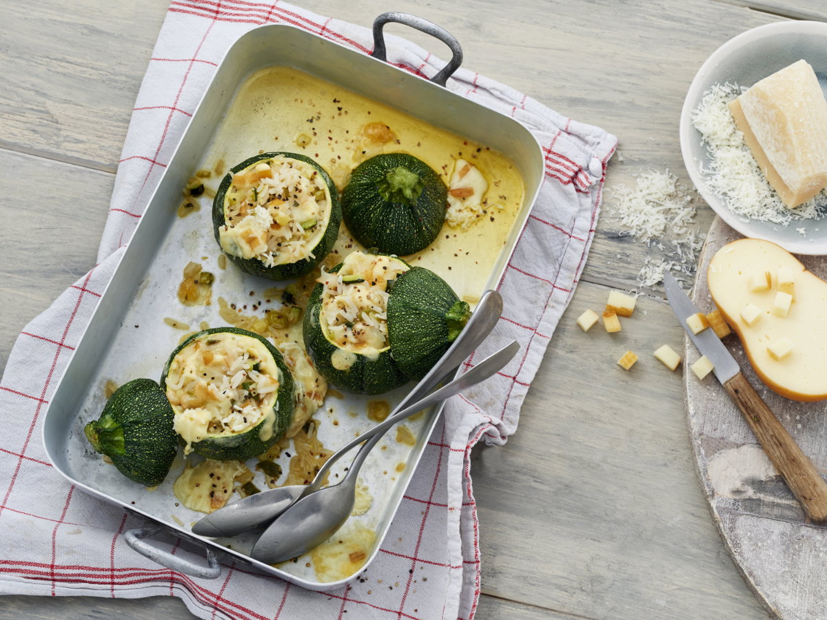 Runde Zucchini gefüllt mit Reis