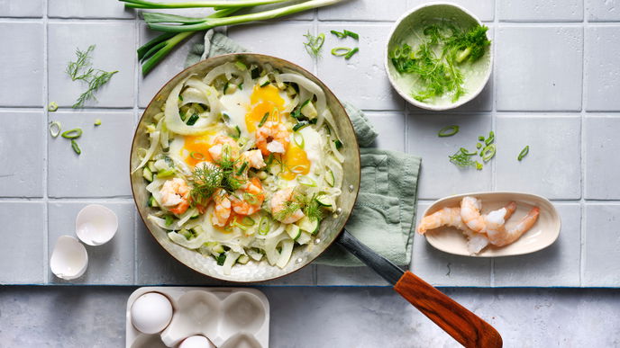 Unser Rezept für Zucchini-Fenchel-Shakshuka mit Garnelen