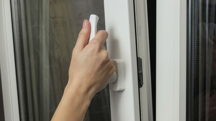 Vergilbte Fensterrahmen reinigen: 3 Produkte, die effektiv helfen 