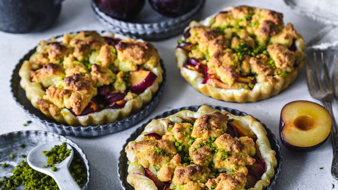 Unser Rezept für leckere Pflaumen-Torteletts mit Pistazien-Streuseln