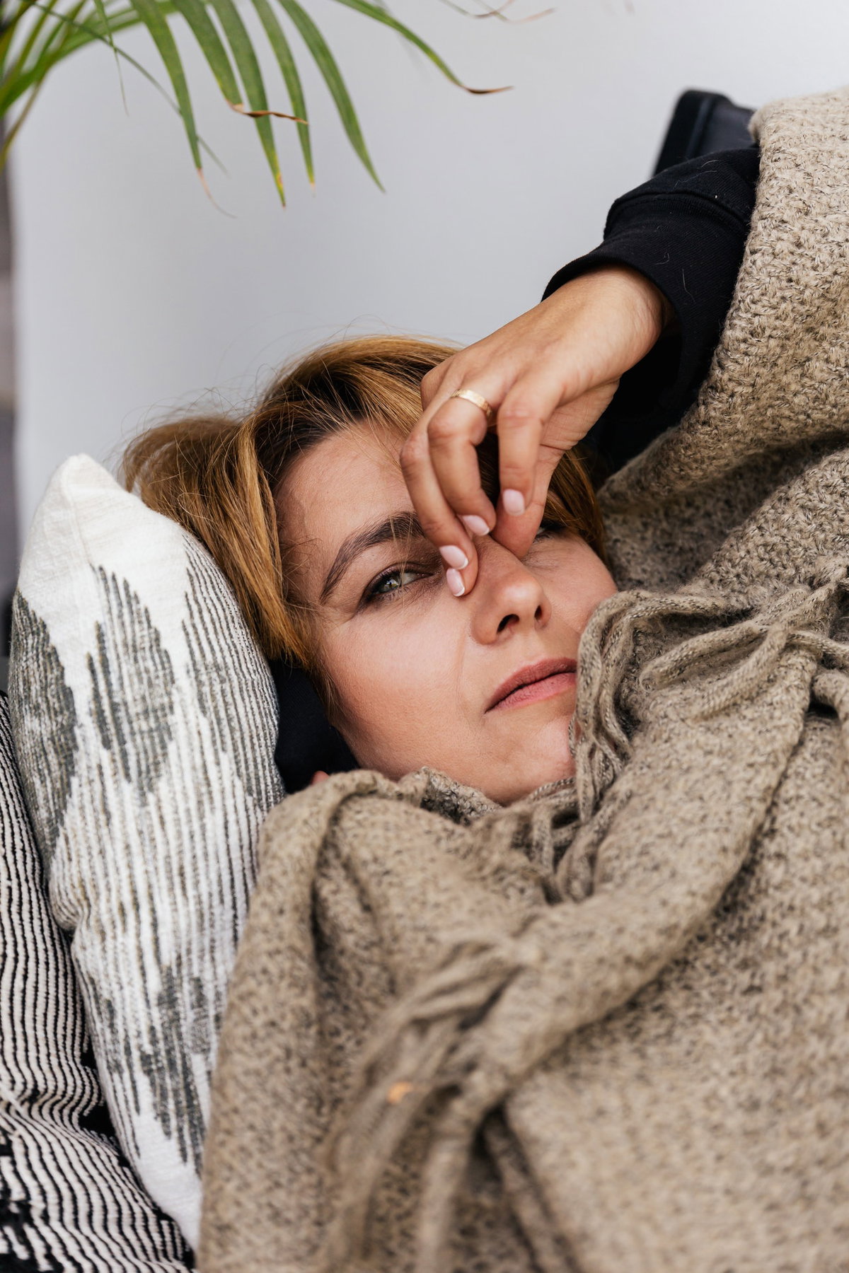Frau mit Erkältung und Schnupfen.
