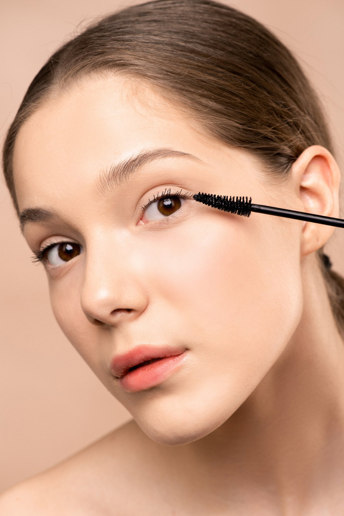 Frau tuscht Wimpern