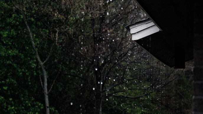 Haus vor Unwetter schützen: 4 Tipps gegen Starkregen & Co.
