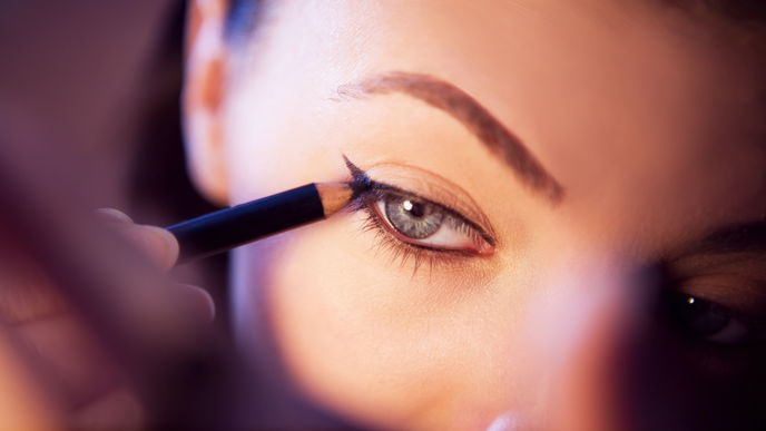Schmink-Tipps: Wenn Sie Ihren Eyeliner SO tragen, liegen Sie voll im Trend