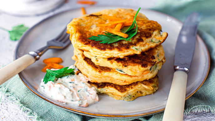 Kalorienarme und herzhafte Zucchini-Möhren-Pfannkuchen