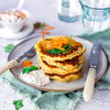 Kalorienarme und herzhafte Zucchini-Möhren-Pfannkuchen