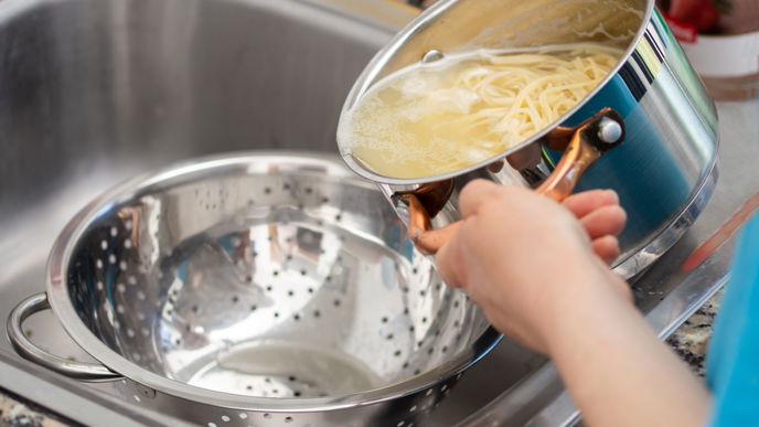 Darum sollten Sie Nudelwasser niemals in den Abfluss gießen