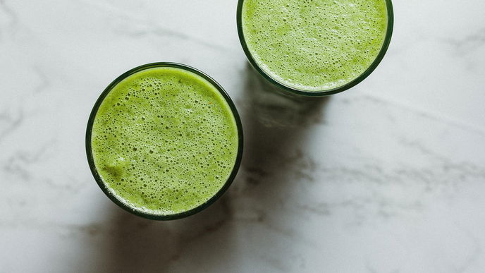 Abnehmen mit Selleriesaft: Dieser Beauty-Drink sorgt für einen flachen Bauch