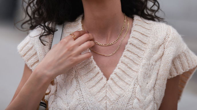 Auch im Sommer wird Schmuck kunstvoll-kreativ kombiniert