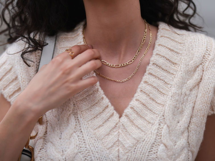 Auch im Sommer wird Schmuck kunstvoll-kreativ kombiniert