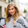 Statt Hoodies: Diese 5 trendigen Sportjacken schmeicheln der Figur 