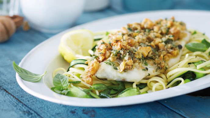 Unser Rezept für Zander mit Walnusskruste auf Linguine