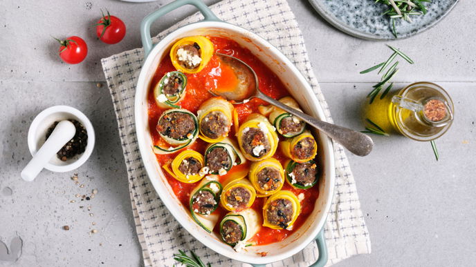 Rezept für gebackene Zucchiniröllchen mit Hackfleisch und Tomatensoße